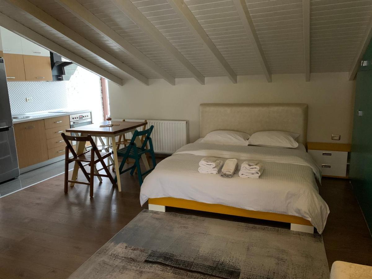 Guest House People Корча Екстериор снимка